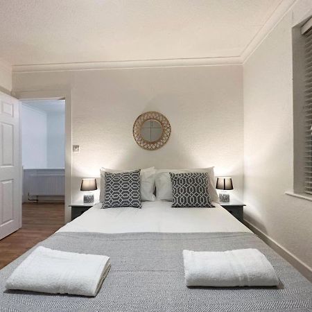Charming 3-Bedroom Family Home ลอนดอน ภายนอก รูปภาพ