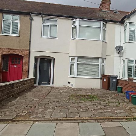 Charming 3-Bedroom Family Home ลอนดอน ภายนอก รูปภาพ