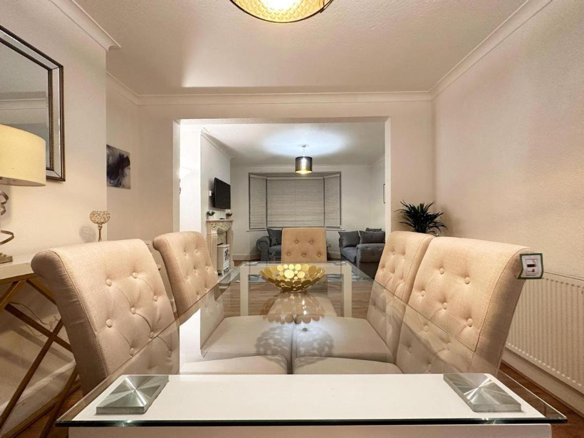 Charming 3-Bedroom Family Home ลอนดอน ภายนอก รูปภาพ