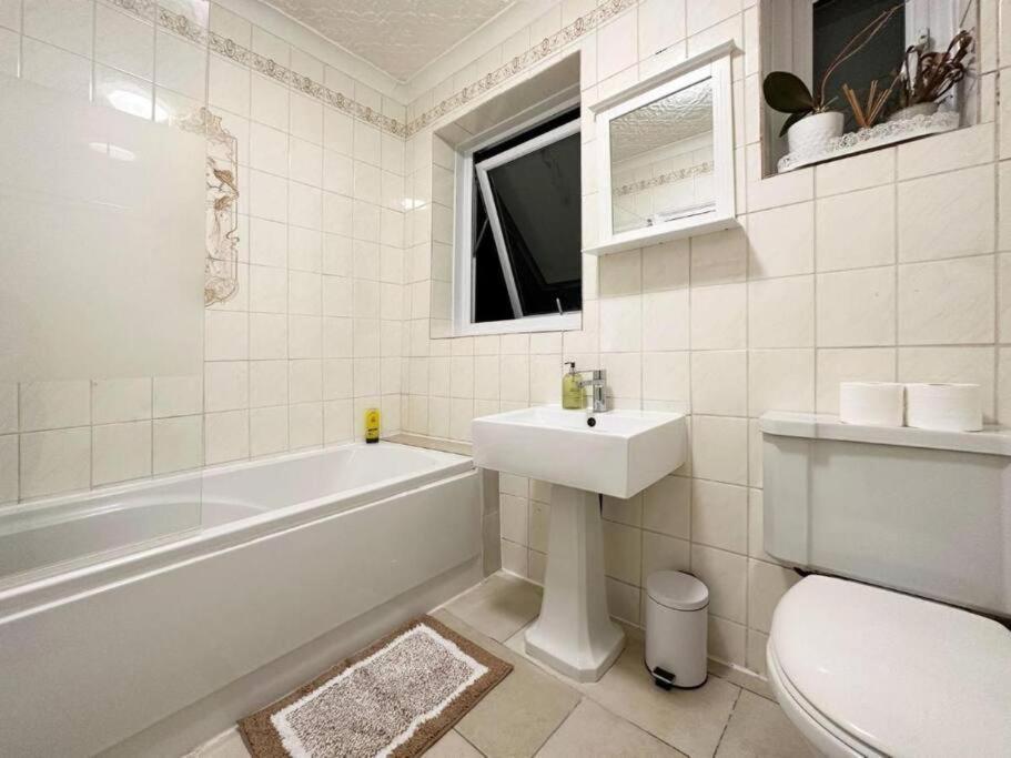 Charming 3-Bedroom Family Home ลอนดอน ภายนอก รูปภาพ