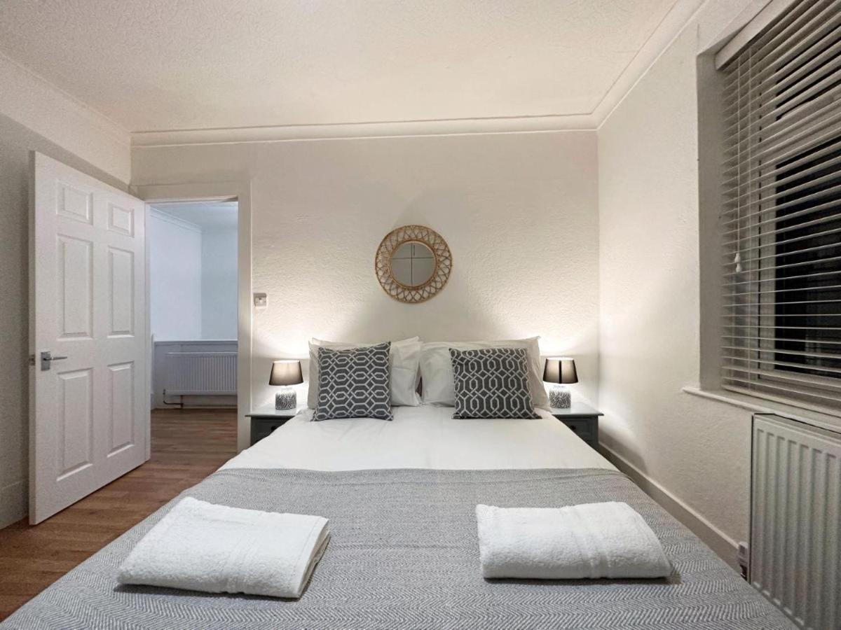 Charming 3-Bedroom Family Home ลอนดอน ภายนอก รูปภาพ