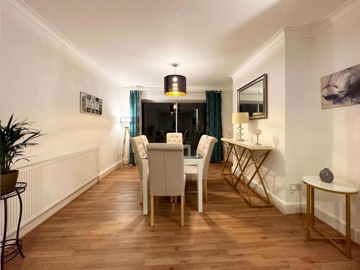 Charming 3-Bedroom Family Home ลอนดอน ภายนอก รูปภาพ