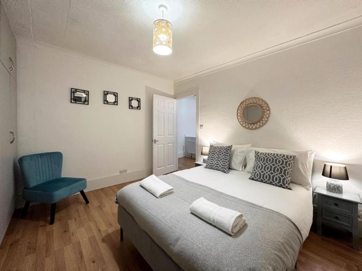 Charming 3-Bedroom Family Home ลอนดอน ภายนอก รูปภาพ