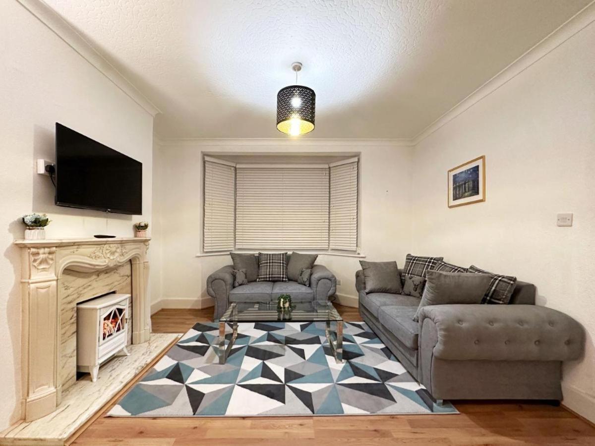 Charming 3-Bedroom Family Home ลอนดอน ภายนอก รูปภาพ