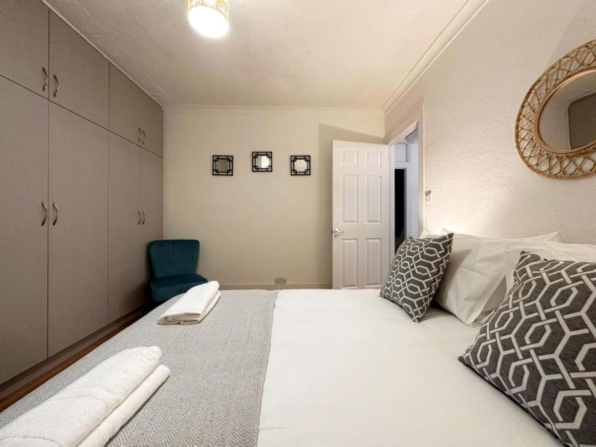 Charming 3-Bedroom Family Home ลอนดอน ภายนอก รูปภาพ