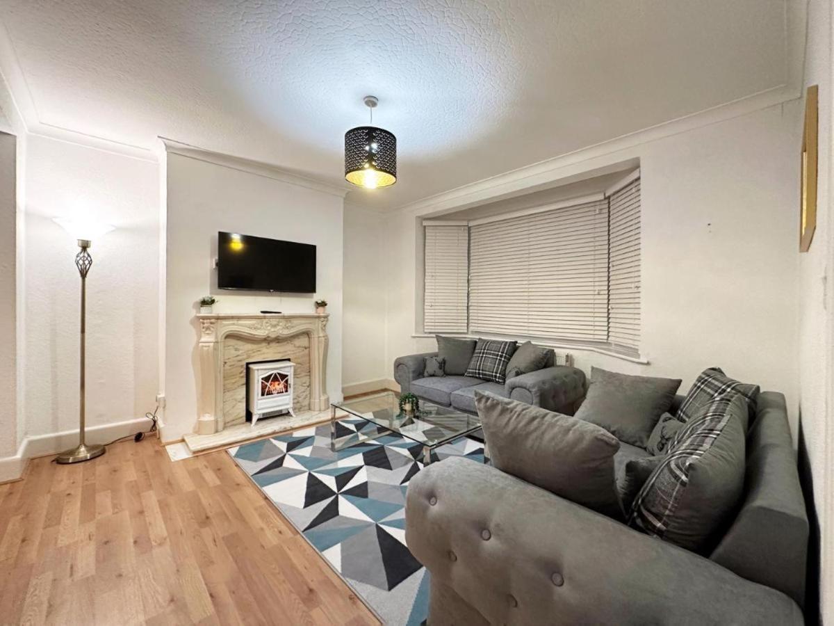 Charming 3-Bedroom Family Home ลอนดอน ภายนอก รูปภาพ