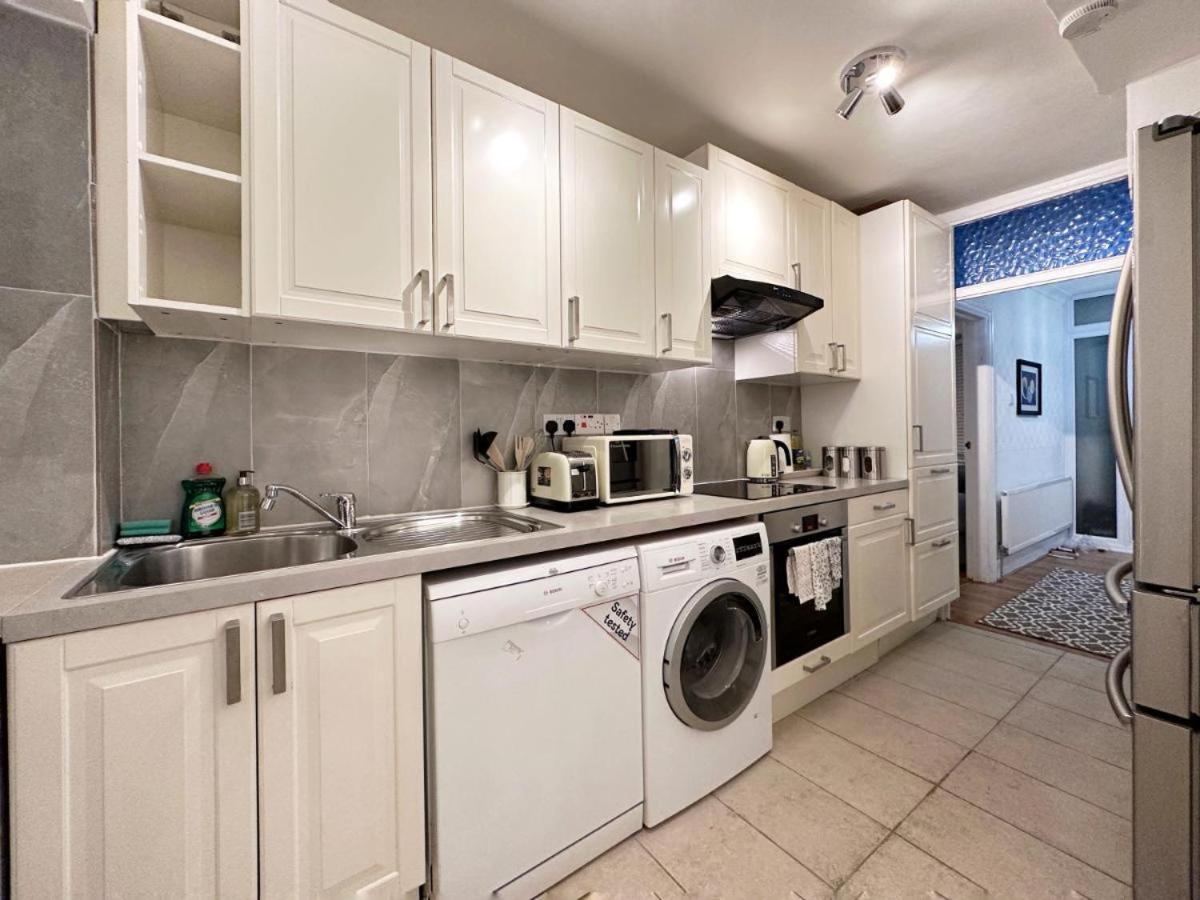 Charming 3-Bedroom Family Home ลอนดอน ภายนอก รูปภาพ