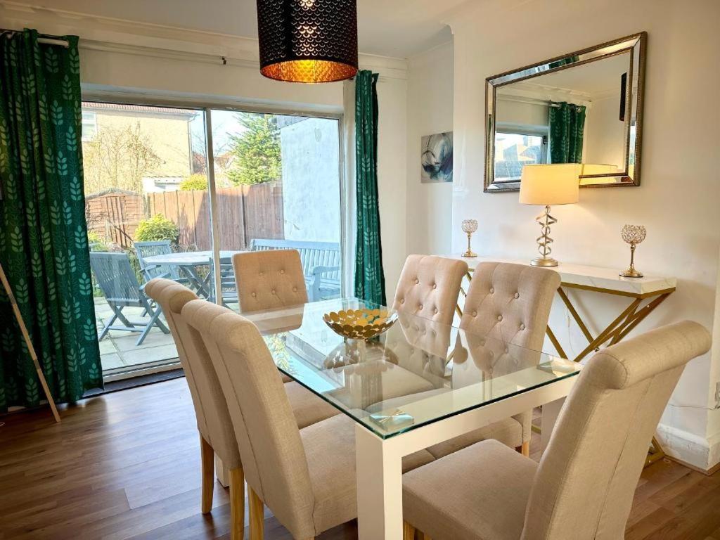 Charming 3-Bedroom Family Home ลอนดอน ภายนอก รูปภาพ