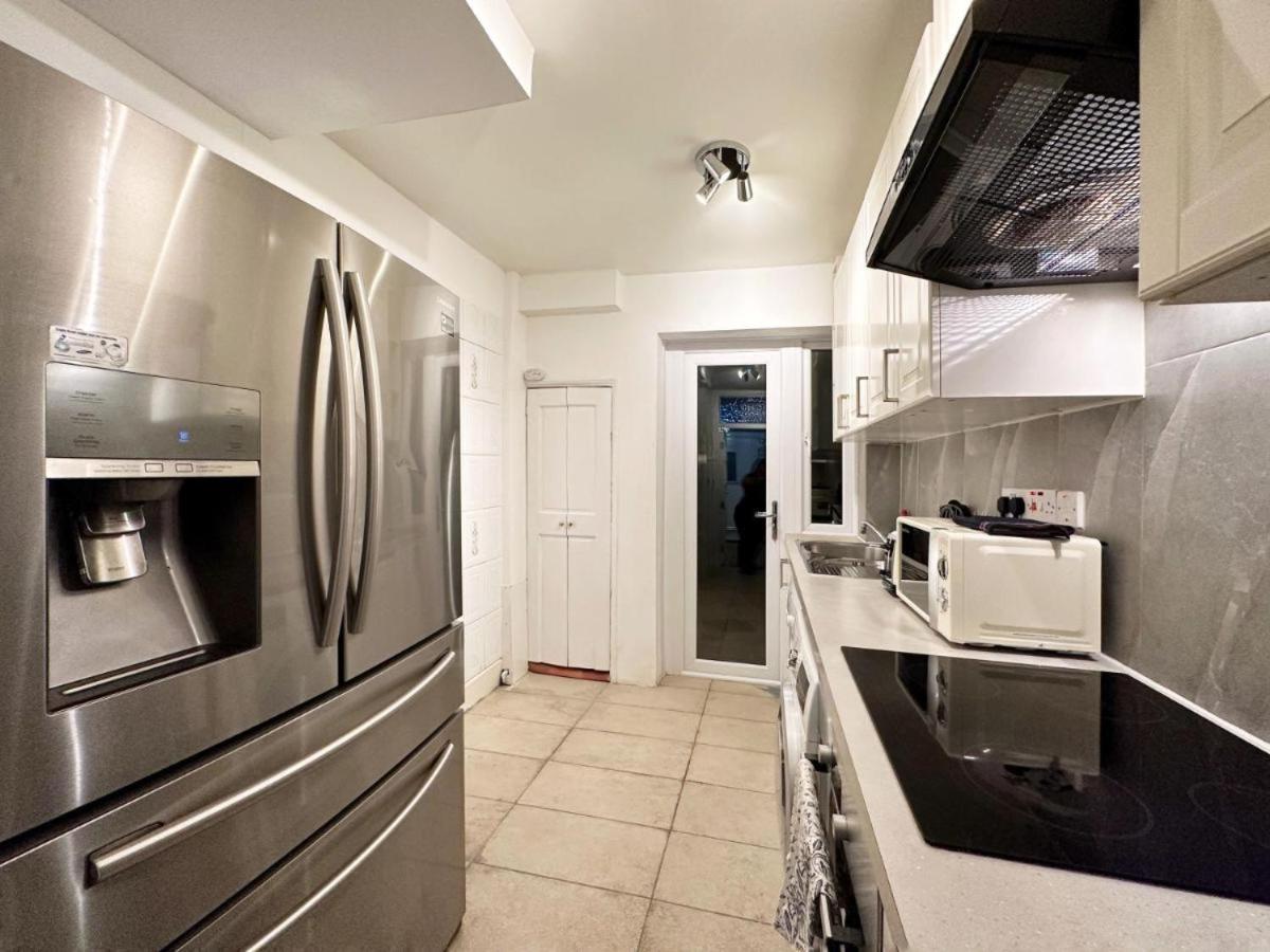 Charming 3-Bedroom Family Home ลอนดอน ภายนอก รูปภาพ