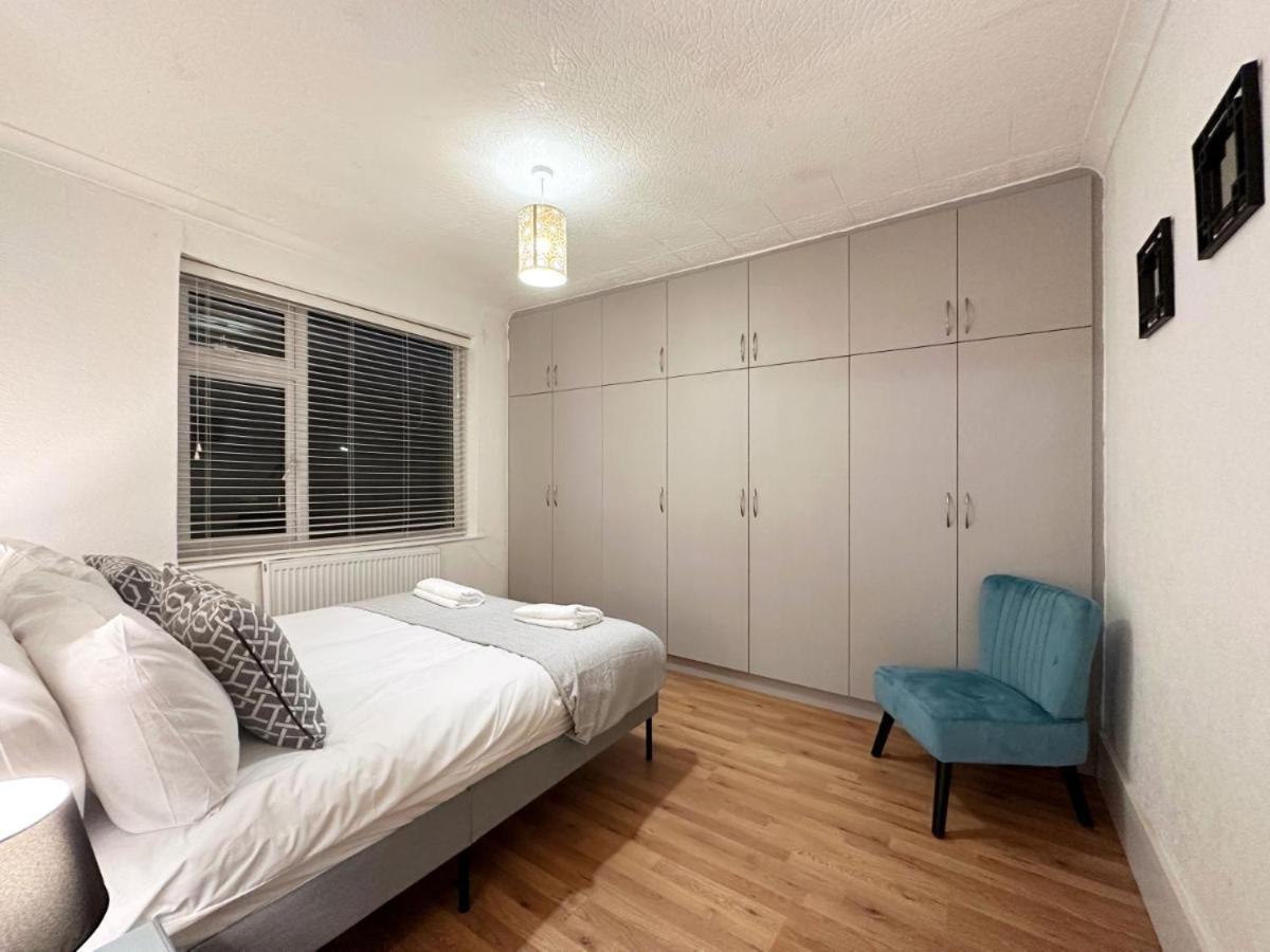 Charming 3-Bedroom Family Home ลอนดอน ภายนอก รูปภาพ