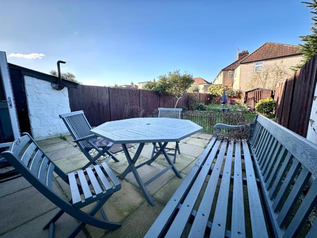 Charming 3-Bedroom Family Home ลอนดอน ภายนอก รูปภาพ