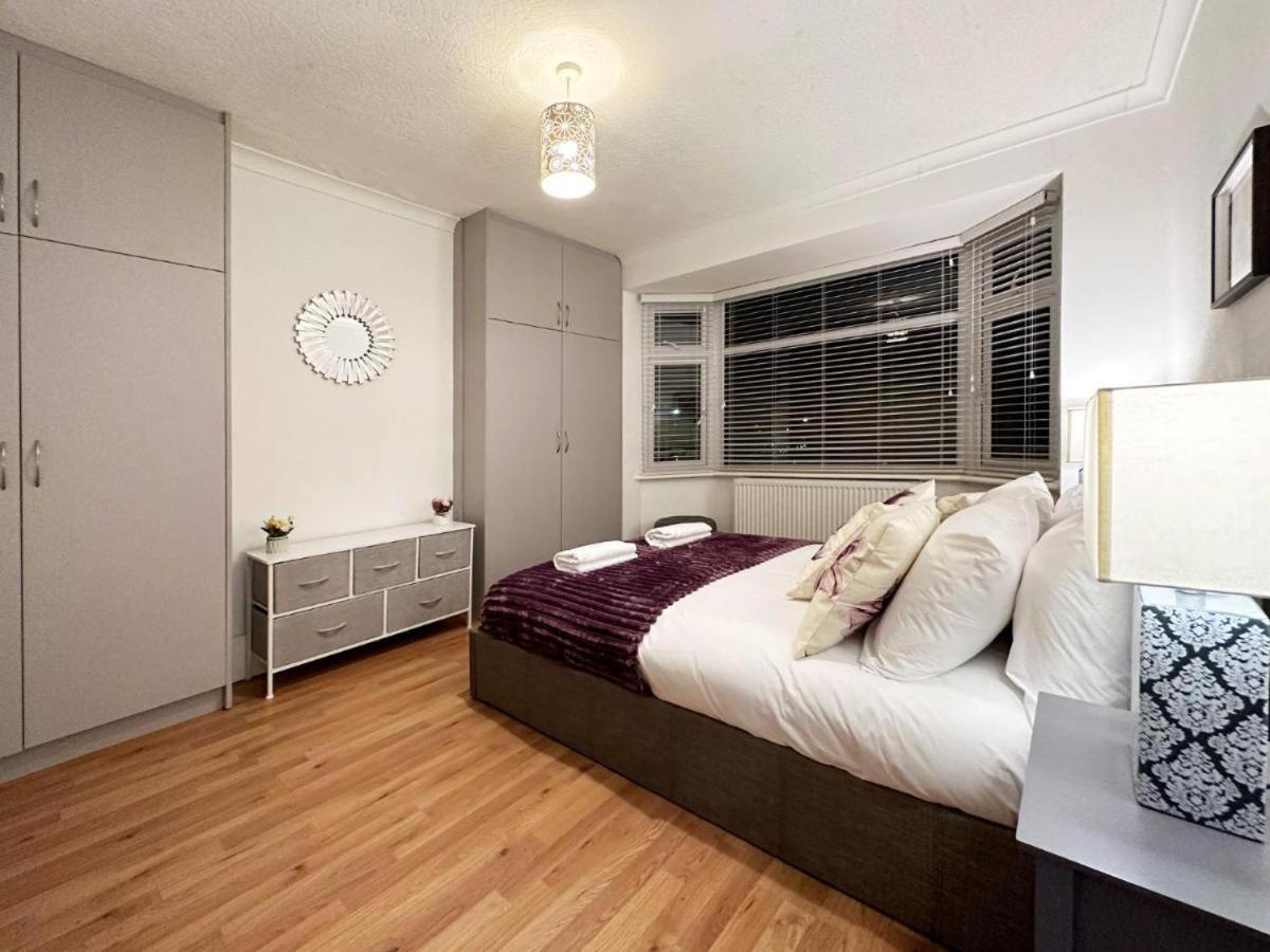 Charming 3-Bedroom Family Home ลอนดอน ภายนอก รูปภาพ