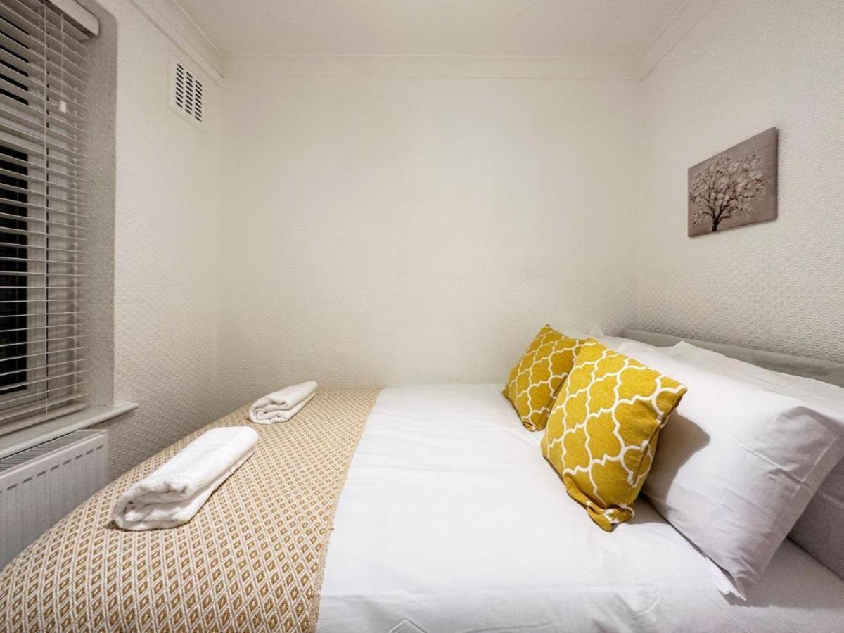 Charming 3-Bedroom Family Home ลอนดอน ภายนอก รูปภาพ
