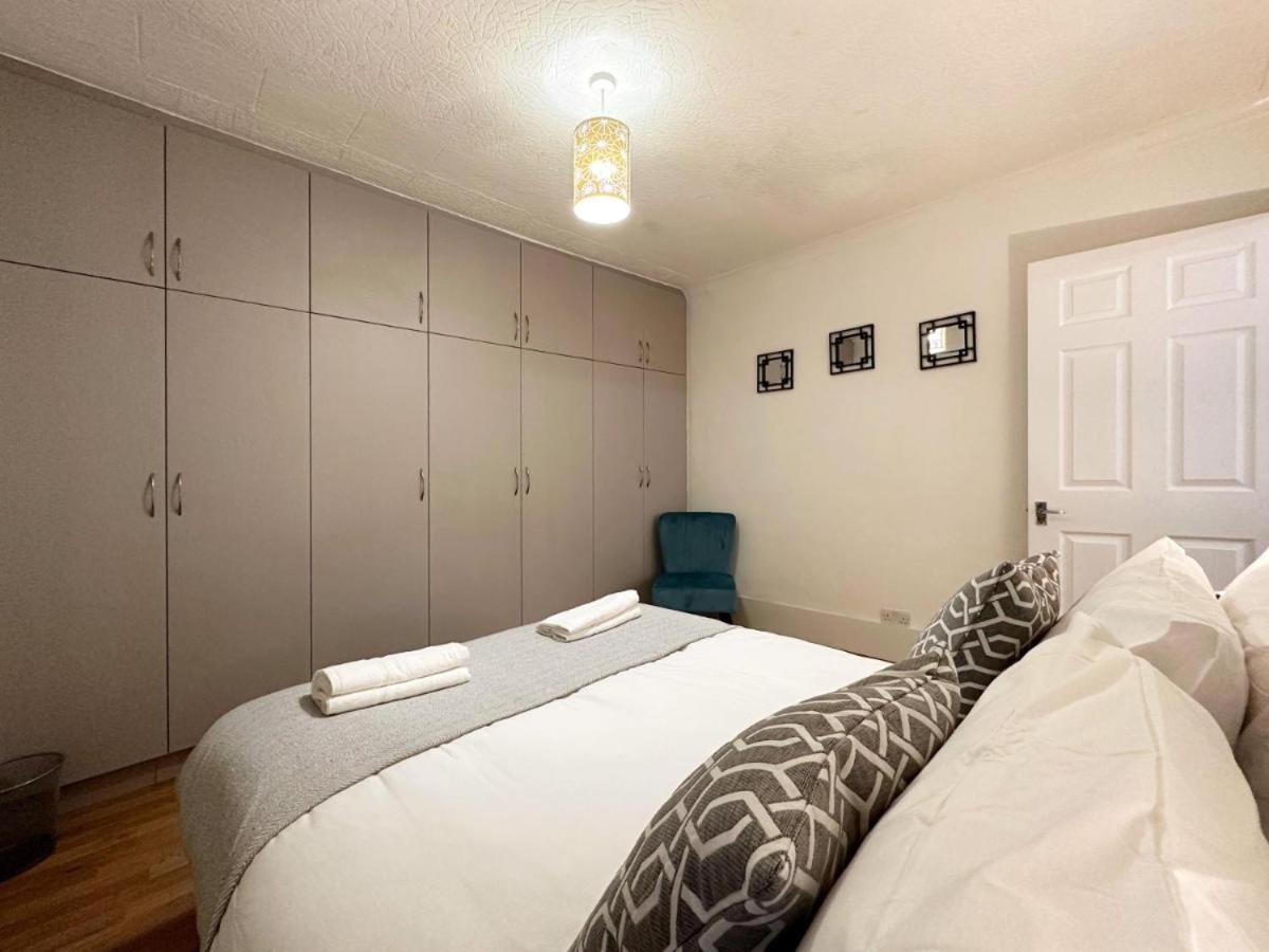 Charming 3-Bedroom Family Home ลอนดอน ภายนอก รูปภาพ